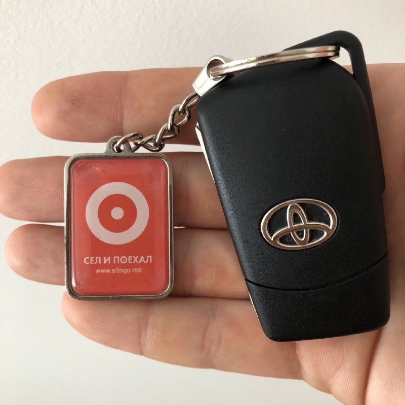 The keychain from the car with Sitngo logo